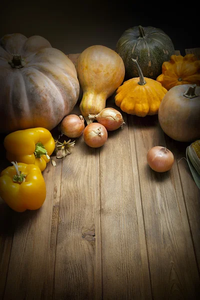 Calabazas de otoño y otras frutas y verduras en una mesa de madera —  Fotos de Stock