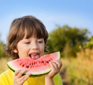 mutlu çocuk bahçesinde karpuz yeme