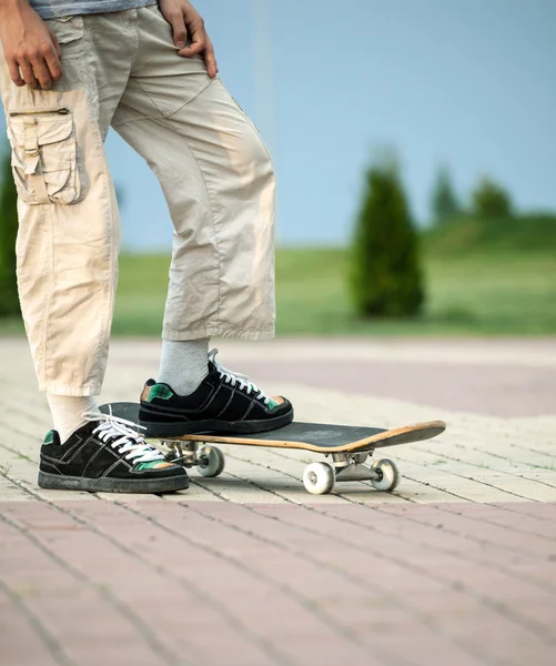 Jonge jongen met skateboard — Stockfoto
