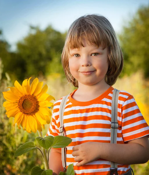 Gelukkige jongen met zonnebloem — Stockfoto