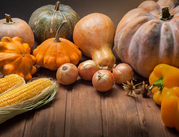 Herbstkürbisse und anderes Obst und Gemüse — Stockfoto