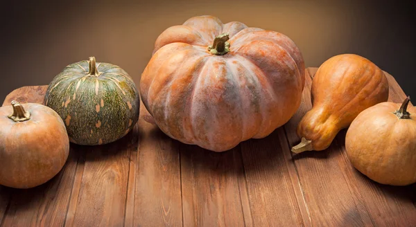 Calabazas de otoño sobre una mesa de madera —  Fotos de Stock