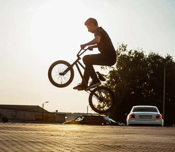 10 代の自転車に乗って — ストック写真