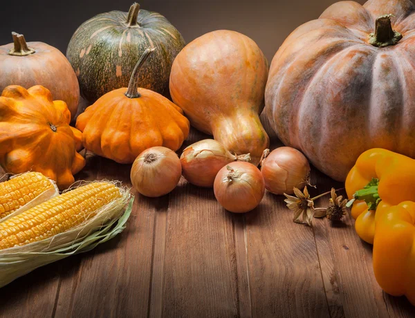 Calabazas de otoño a en una mesa de madera —  Fotos de Stock