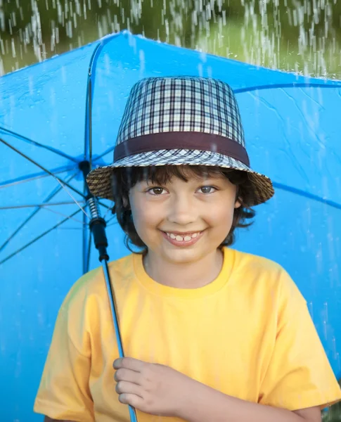 Jongen met paraplu buitenshuis — Stockfoto