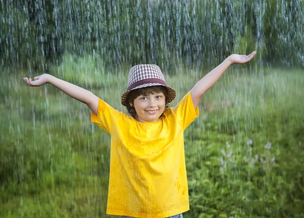 Menino feliz na chuva verão ao ar livre — Fotografia de Stock