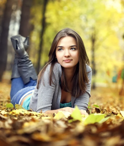 Skönhet flicka i höstparken — Stockfoto