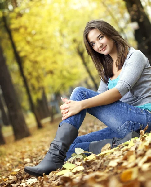 Beauté fille dans automne parc — Photo