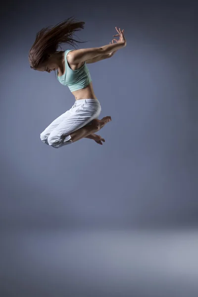 Bellezza ragazza danza su sfondo grigio — Foto Stock