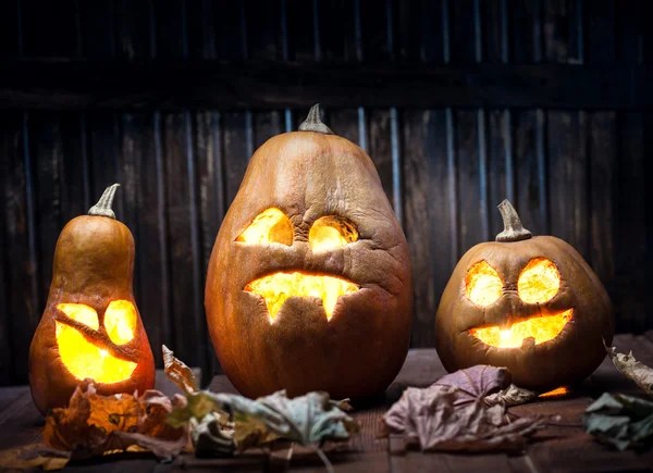 Jack o lanterne Halloween zucca faccia su sfondo di legno — Foto Stock