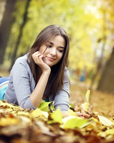 Beauty girl in autumn park — Stock Photo, Image