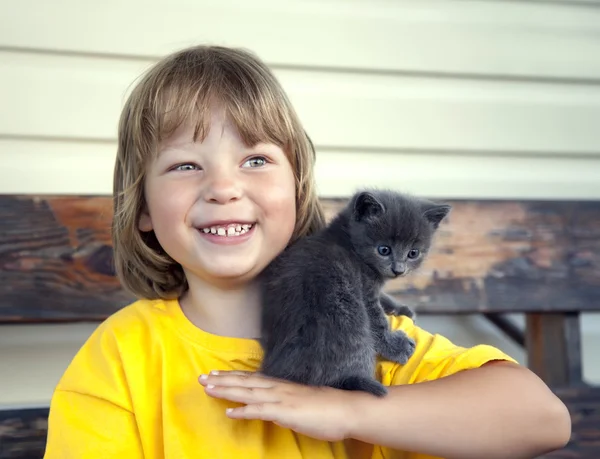 子猫と幸せな子供 — ストック写真
