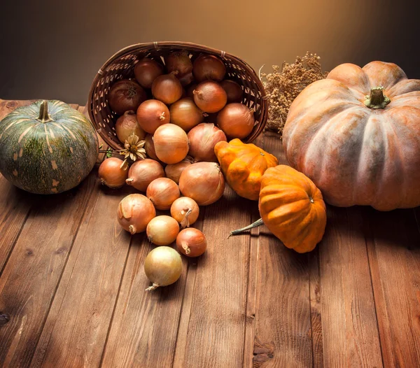 Calabazas de otoño y otras frutas y verduras en una mesa de madera —  Fotos de Stock