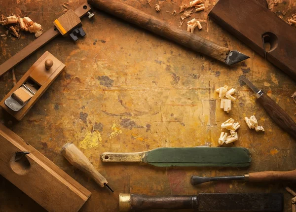 Handwerkzeuge Holz auf einer alten Holzwerkbank — Stockfoto
