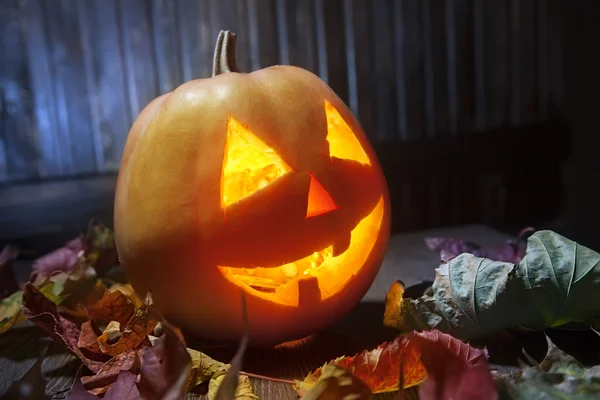 Jack o lanternas Halloween rosto de abóbora no fundo de madeira — Fotografia de Stock