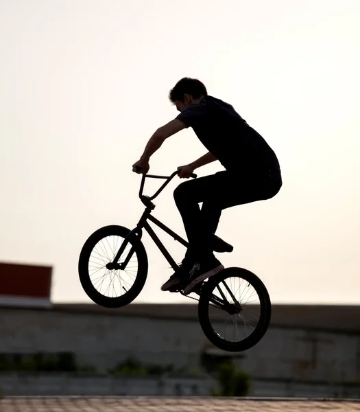 Teenager auf dem Fahrrad — Stockfoto