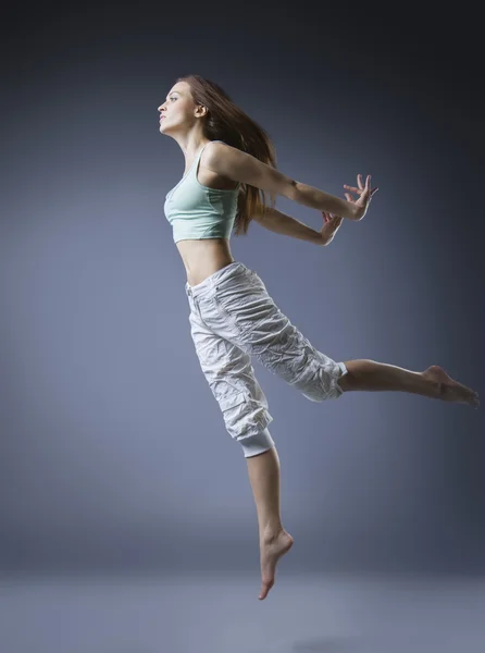 Bellezza ragazza danza su sfondo grigio — Foto Stock