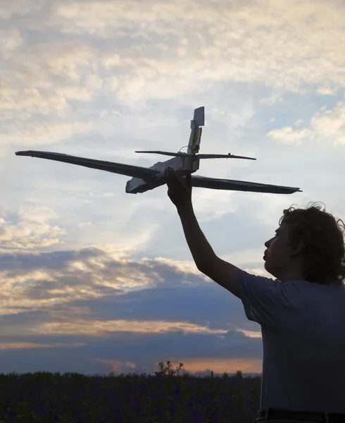 Enfants avec airplan jouet en plein air — Photo