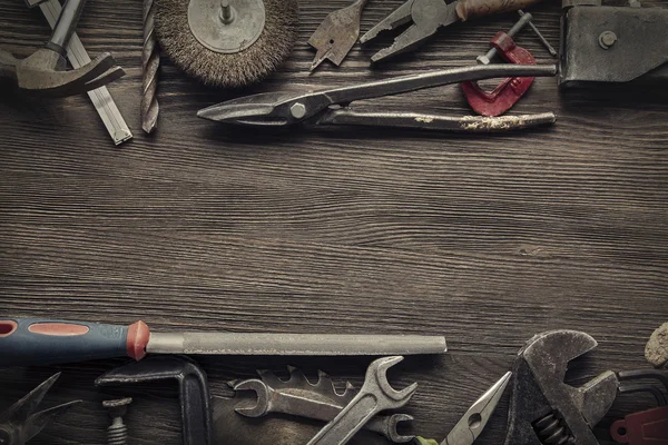 Grungy oude tools op een houten achtergrond — Stockfoto