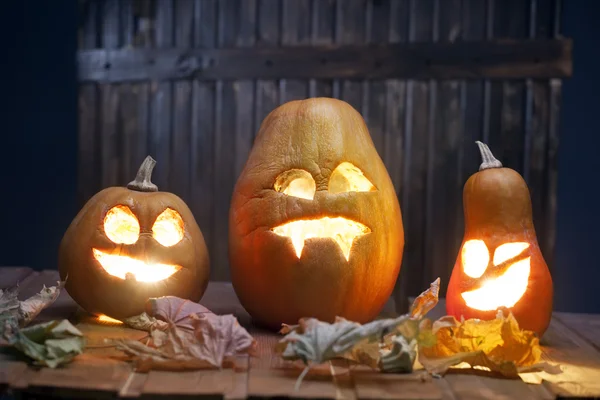 Jack o latarnie Halloween dynia twarz na drewnianym tle — Zdjęcie stockowe