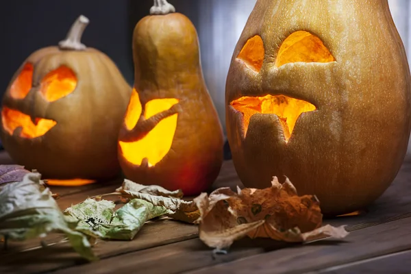 Jack o lámpások Halloween tök arc fából készült háttér — Stock Fotó