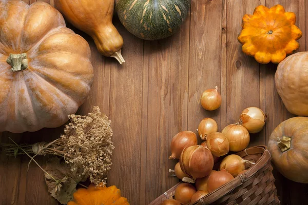 Őszi tökök és más gyümölcsök és zöldségek, a fából készült asztal — Stock Fotó