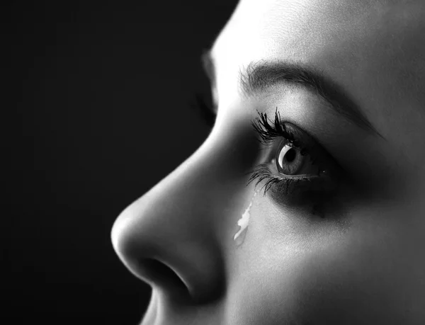 Belleza chica llorar en negro fondo Imágenes de stock libres de derechos