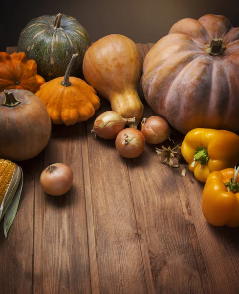 Calabazas de otoño y otras frutas y verduras en madera gracias —  Fotos de Stock