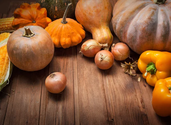 Осенние тыквы и другие фрукты и овощи на деревянном столе — стоковое фото