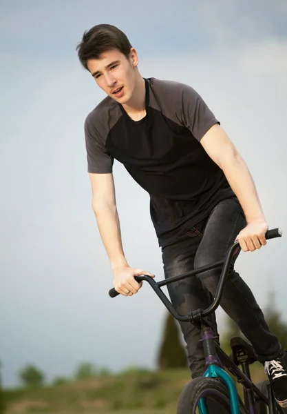 Έφηβος σε ένα ποδήλατο — Φωτογραφία Αρχείου