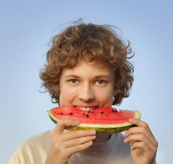 Adolescente feliz comiendo sandía —  Fotos de Stock