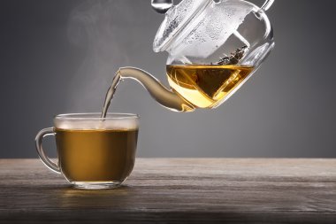 bir çaydanlık dökülür
