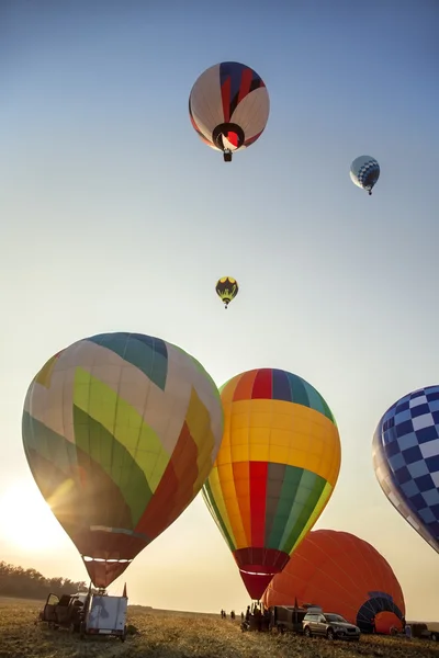 Os balões começam a voar em campos, colinas no verão — Fotografia de Stock