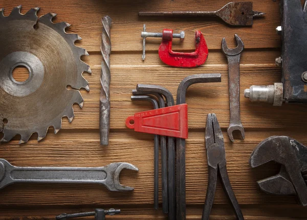 Vecchi strumenti grungy su uno sfondo di legno — Foto Stock