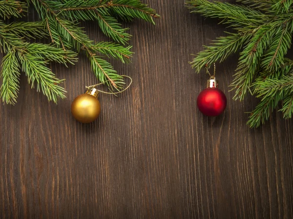 Árvore de natal e decorações em fundo de madeira — Fotografia de Stock