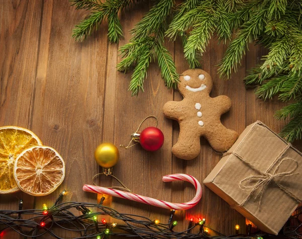 Gingerbread Christmas tree and gifts on table — Stock Photo, Image