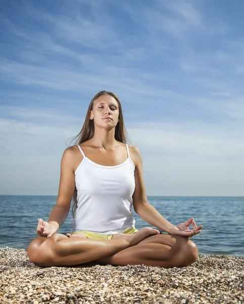 Meisje in yoga poseren — Stockfoto