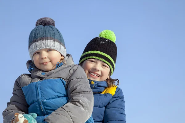 Szczęśliwy chłopców w śniegu grać i uśmiech słoneczny dzień na zewnątrz — Zdjęcie stockowe