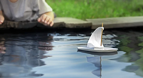 White toy boat at a pier in a pond in summer — Stock Photo, Image