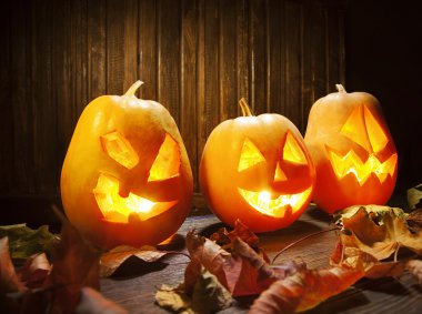 Fenerlerin valesi, tahta arka planda Cadılar Bayramı kabağı suratı