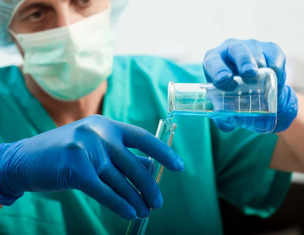 Cientista com tubos de ensaio — Fotografia de Stock