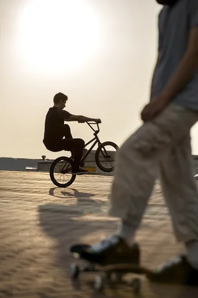 Adolescent sauter sur vélo à l'extérieur — Photo