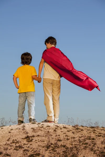 Zwei Jungen spielen Superhelden — Stockfoto