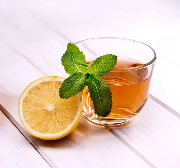 Glas Teekanne, Minze und Zitrone — Stockfoto