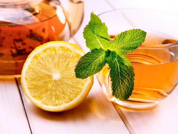 Glas Teekanne, Minze und Zitrone — Stockfoto
