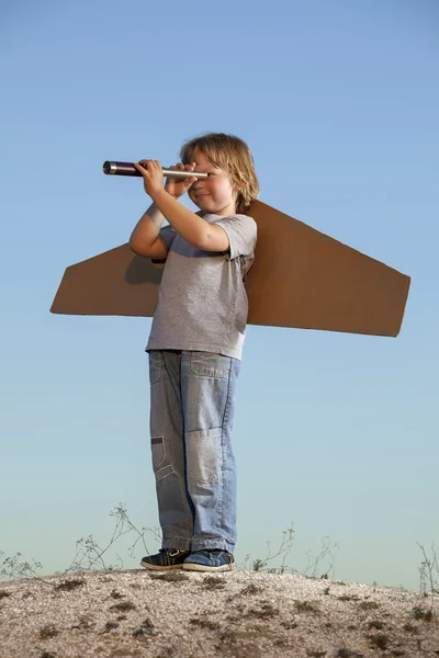 Menino com caixas de papelão de asas — Fotografia de Stock