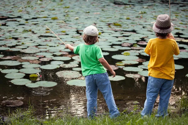 Boys go fishing on the river — Stock Photo, Image