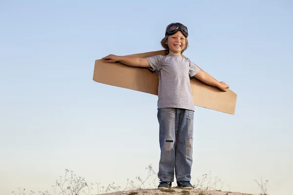 Menino com caixas de papelão de asas — Fotografia de Stock