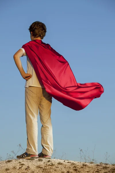 Junge spielt Superhelden — Stockfoto