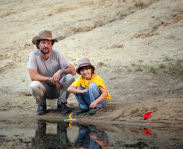 Père et fils jouant dans les bateaux — Photo